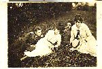 Jan Zwarycz i Kamila Semenec, jego przysz�a �ona (z lewej), w towarzystwie Ludwika de Laveaux (w 1939 r. - pu�kownika, w latach 60. XX w. - genera�a Wojska Polskiego) i Kamilli Niemiec (przysz�ej �ony kpt. rez. Jana Macieja Jasielskiego) (fot. ze zb. rodzinnych).
