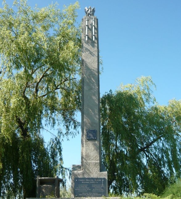 Pomnik po�wi�cony zamordowanym w �ladowie �o�nierzom i osobom cywilnym we wrze�niu 1939 r. - fot. T. Karolak.