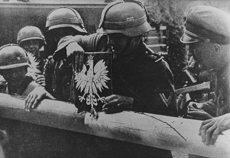 Szlaban graniczny z god�em Polski na przej�ciu granicznym Or�owo Kolibki w Gdyni niszczony 1 wrze�nia 1939 r. przez �o�nierzy niemieckich (�r�d�o: Wikimedia Commons).