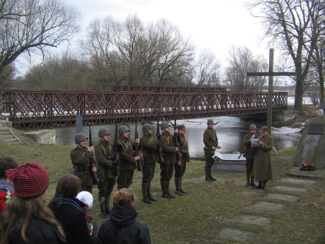 Uroczysty apel poleg�ych w miejscu pami�ci w Witkowicach (fot. T. Karolak).