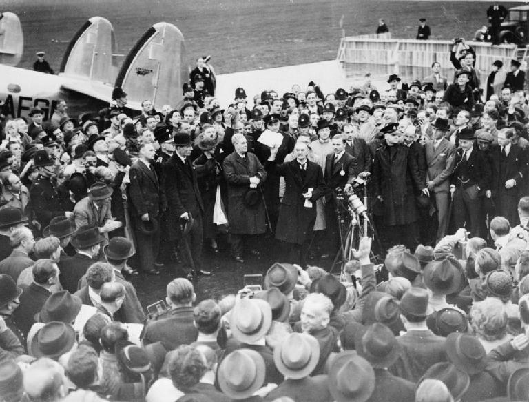 Premier Wielkiej Brytanii Arthur Neville Chamberlain po powrocie z konferencji monachijskiej, kiedy na lotnisku Heston w Londynie w dniu 30 wrze�nia 1938 r. wyg�osi� swoje s�ynne zdanie: Przywo�� wam pok�j (�r�d�o: Wikimedia Commons).