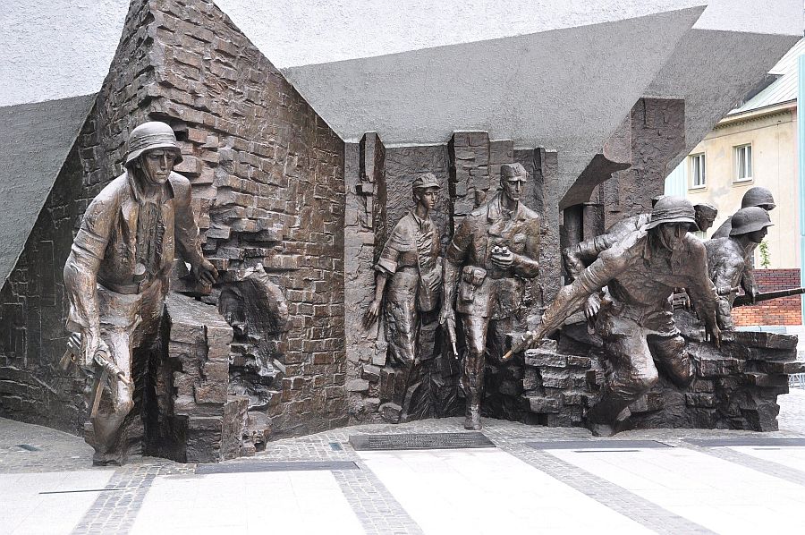 Pomnik Powstania Warszawskiego w Warszawie (fot. Kamyq, Pixabay).