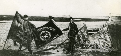 �o�nierze Wojska Polskiego ze sztandarami zdobytymi w bitwie warszawskiej (�r�d�o: Wikimedia Commons).