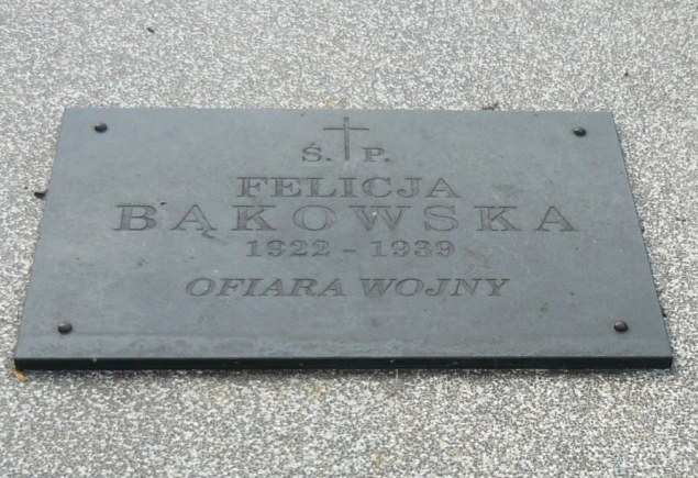 Felicja B�kowska (1922-1939), ofiara wojny - fragment nagrobka na cm. parafii �w. Wawrzy�ca przy ul. Traugutta w Sochaczewie (fot. T. Karolak).