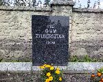 M�kolice, mogi�a zbiorowa. Stan z dn. 01. 08. 2010 r. [fot. Staszek S�omczy�ski "staahoo" (��d�) / http://staahoo.blox.pl].