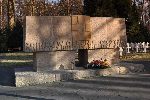 Stare Babice, ul. W�. Sikorskiego, cmentarz wojenny (fot. K. Bielawski / "Wirtualny Sztetl" - www.sztetl.org.pl).