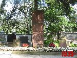 Grodzisk Mazowiecki, ul. Rado�ska, mogi�a zbiorowa. Stan z dn. 17. 08. 2011 r. (fot. Tomasz Karolak).