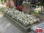 Grodzisk Mazowiecki, ul. Rado�ska, mogi�a zbiorowa. Stan z dn. 17. 08. 2011 r. (fot. Tomasz Karolak).