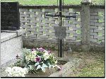 Korabiewice, mogi�a indywidualna. Stan z 2003 r. (fot. Ryszard Detkiewicz - Urz�d Gminy Puszcza Maria�ska).