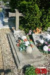 Koz��w Biskupi, mogi�a zbiorowa. Stan z dn. 28. 05. 2010 r. (fot. Tomasz Karolak).