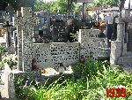 Sochaczew, ul. Traugutta, gr�b rodzinny (1). Stan z dn. 12. 08. 2011 r. (fot. Tomasz Karolak).