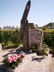 Wola Pierowa, mogi�a zbiorowa (1). Stan z dn. 04. 09. 2009 r. (fot. Urz�d Gminy Nowe Ostrowy / www.noweostrowy.pl).