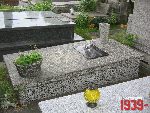 Warszawa, al. Marsza�ka J�zefa Pi�sudskiego, mogi�a zbiorowa (2). Stan z dn. 25 lipca 2016 r. (fot. Tomasz Karolak).