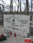 Wyszogr�d, ul. Niepodleg�o�ci, mogi�a zbiorowa (fot. T. Karolak).
