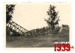 Zniszczenia wojenne 1939 - most na Bzurze w Sochaczewie (fot. ze zbior�w Andrzeja Kornackiego).