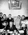 Podpisanie paktu Ribbentrop-Mo�otow, Moskwa, 23 sierpnia 1939 (�r�d�o: Wikimedia Commons).