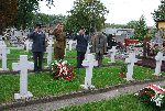 Jerzy �elichowski, Zast�pca Burmistrza Miasta Sochaczew sk�ada kwiaty na cmentarzu w Sochaczewie, ul. Traugutta.