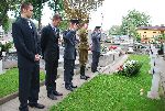 Przedstawiciele Stowarzyszenia Lokalna Grupa Dzia�ania Nad Bzur� sk�adaj� kwiaty na cmentarzu w Sochaczewie, ul. Traugutta.