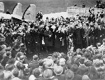 Chamberlain na lotnisku w Londynie prezentuje uk�ad monachijski, 30 wrze�nia 1938 (�r�d�o: Wikimedia Commons).