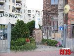 Pruszk�w, ul. O��wkowa, tablica pami�tkowa. Stan z dn. 28. 06. 2012 r. (fot. Tomasz Karolak).