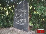 B�onie, ul. Grodziska, tablica pami�tkowa. Stan z dn. 23. 08. 2011 r. (fot. Tomasz Karolak).