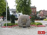 B�onie, Rynek, Pomnik Hymnu Narodowego. Stan z dn. 23. 08. 2011 r. (fot. Tomasz Karolak).