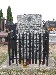 Borz�cin Du�y, ul. Warszawska, stela pami�tkowa. Stan z dn. 5 kwietnia 2012 r. (fot. Tomasz Kuran).