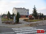 Borz�cin Du�y, ul. Warszawska / Spacerowa, krzy� i tablica pami�tkowa. Stan z dn. 12. 11. 2011 r. (fot. Tomasz Karolak).