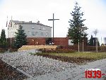 Borz�cin Du�y, ul. Warszawska / Spacerowa, krzy� i tablica pami�tkowa. Stan z dn. 12. 11. 2011 r. (fot. Tomasz Karolak).