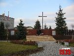 Borz�cin Du�y, ul. Warszawska / Spacerowa, krzy� i tablica pami�tkowa. Stan z dn. 12. 11. 2011 r. (fot. Tomasz Karolak).