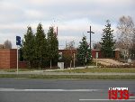 Borz�cin Du�y, ul. Warszawska / Spacerowa, krzy� i tablica pami�tkowa. Stan z dn. 12. 11. 2011 r. (fot. Tomasz Karolak).