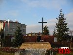Borz�cin Du�y, ul. Warszawska / Spacerowa, krzy� i tablica pami�tkowa. Stan z dn. 12. 11. 2011 r. (fot. Tomasz Karolak).