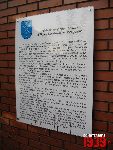 Borz�cin Du�y, ul. Warszawska / Spacerowa, krzy� i tablica pami�tkowa. Stan z dn. 12. 11. 2011 r. (fot. Tomasz Karolak).