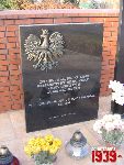 Borz�cin Du�y, ul. Warszawska / Spacerowa, krzy� i tablica pami�tkowa. Stan z dn. 12. 11. 2011 r. (fot. Tomasz Karolak).
