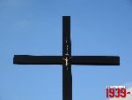 Borz�cin Du�y, ul. Warszawska / Spacerowa, krzy� i tablica pami�tkowa. Stan z dn. 12. 11. 2011 r. (fot. Tomasz Karolak).