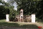 Za�usk�w, kapliczka z wmurowan� tablic� pami�tkow� po�wi�con� poleg�ym �o�nierzom armii "Pozna�" i "Pomorze" (fot. �. Wojtczak).