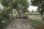 Tu�owice, pomnik po�wi�cony poleg�emu gen. bryg. Stanis�awowi Grzmot-Skotnickiemu oraz zamordowanym �o�nierzom Wojska Polskiego i ludno�ci cywlinej (fot. �. Wojtczak).