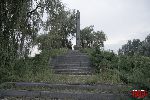 �lad�w, obelisk w miejscu zbrodni hitlerowskiej na �o�nierzach Wojska Polskiego i ludno�ci cywilnej (fot. �. Wojtczak).