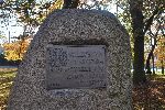 Mszczon�w, Park Sasa, pomnik. Stan z dn. 20. 10. 2012 r. (fot. Krzysztof Bielawski - www.kirkuty.xip.pl).
