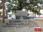 Brwin�w, Rynek, pomnik. Stan z dn. 05. 10. 2011 r. (fot. Tomasz Karolak).
