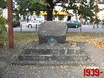 Brwin�w, Rynek, pomnik. Stan z dn. 05. 10. 2011 r. (fot. Tomasz Karolak).