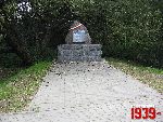 Brwin�w, ul. Powsta�c�w Warszawy, pomnik. Stan z dn. 06. 09. 2012 r. (fot. Tomasz Karolak).