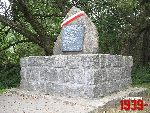 Brwin�w, ul. Powsta�c�w Warszawy, pomnik. Stan z dn. 06. 09. 2012 r. (fot. Tomasz Karolak).