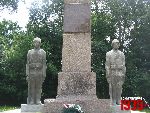 Nowy Dw�r Mazowiecki, ul. Led�chowskiego, Pomnik Obro�c�w Modlina 1939 r. Stan z dn. 06. 08. 2011 r. (fot. Tomasz Karolak).