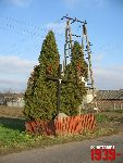 O�tarzew, ul. Nizinna, krzy� i g�az pami�tkowy. Stan z dn. 12. 11. 2011 r. (fot. Tomasz Karolak).