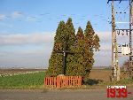 O�tarzew, ul. Nizinna, krzy� i g�az pami�tkowy. Stan z dn. 12. 11. 2011 r. (fot. Tomasz Karolak).
