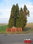 O�tarzew, ul. Nizinna, krzy� i g�az pami�tkowy. Stan z dn. 12. 11. 2011 r. (fot. Tomasz Karolak).