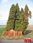 O�tarzew, ul. Nizinna, krzy� i g�az pami�tkowy. Stan z dn. 12. 11. 2011 r. (fot. Tomasz Karolak).