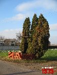 O�tarzew, ul. Nizinna, krzy� i g�az pami�tkowy. Stan z dn. 12. 11. 2011 r. (fot. Tomasz Karolak).