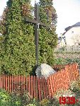 O�tarzew, ul. Nizinna, krzy� i g�az pami�tkowy. Stan z dn. 12. 11. 2011 r. (fot. Tomasz Karolak).